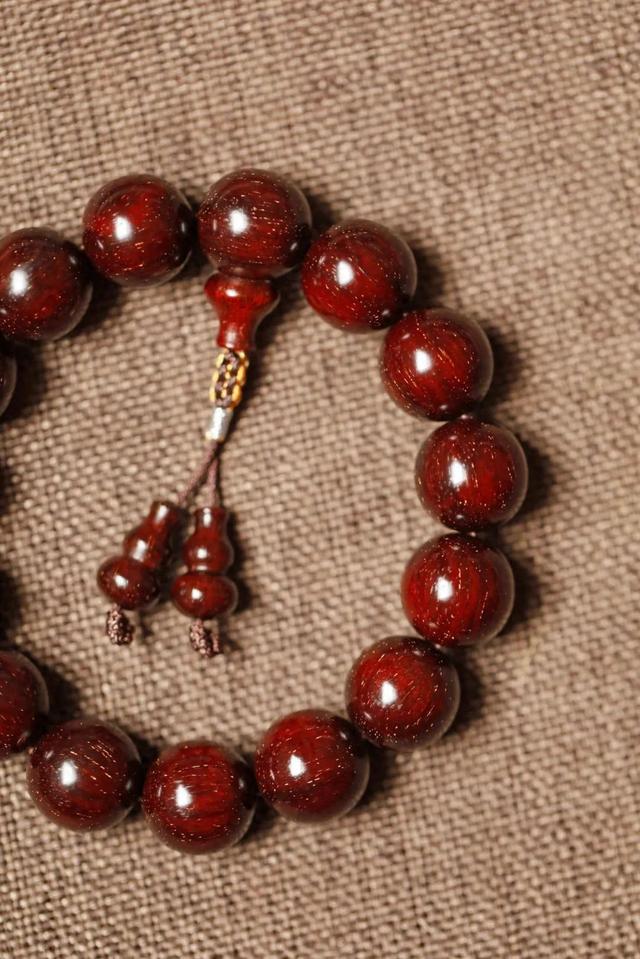 跌落神坛，小叶紫檀曾经炙手可热，为什么现在不流行了？