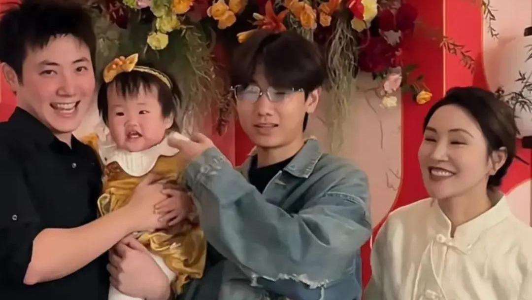 大王女儿过周岁宴，干舅舅汪苏泷到场，干爸毛不易现场送金首饰