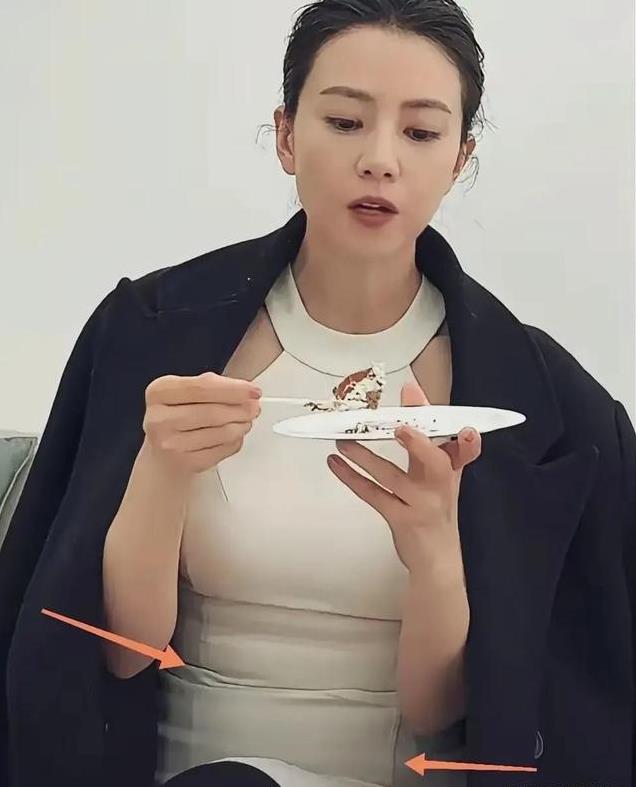 无滤镜现原形,热巴香肠嘴,高圆圆两层游泳圈,杨坤成行走的石像