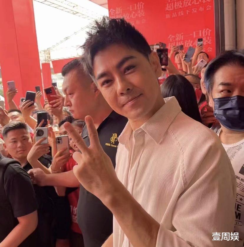 49岁林志颖近照曝光,车祸2年后现身活动唱歌,网友:老了好多