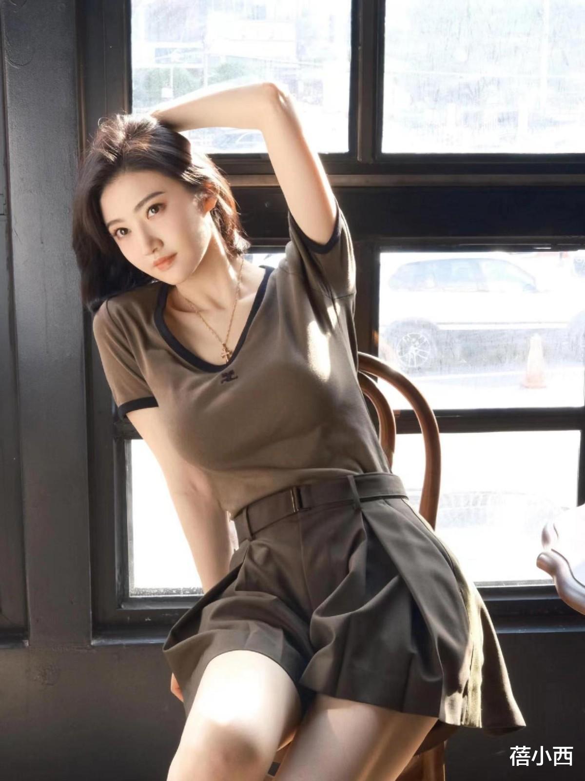 景甜剪完短发真是无人能敌，穿T恤＋短裤又欲又纯，蜜桃身材绝顶
