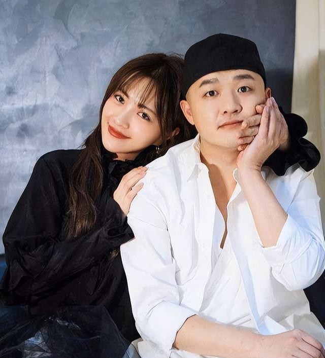 未婚先孕?44岁柳岩小腹隆起现身医院,神秘男子酷似黑泽良平