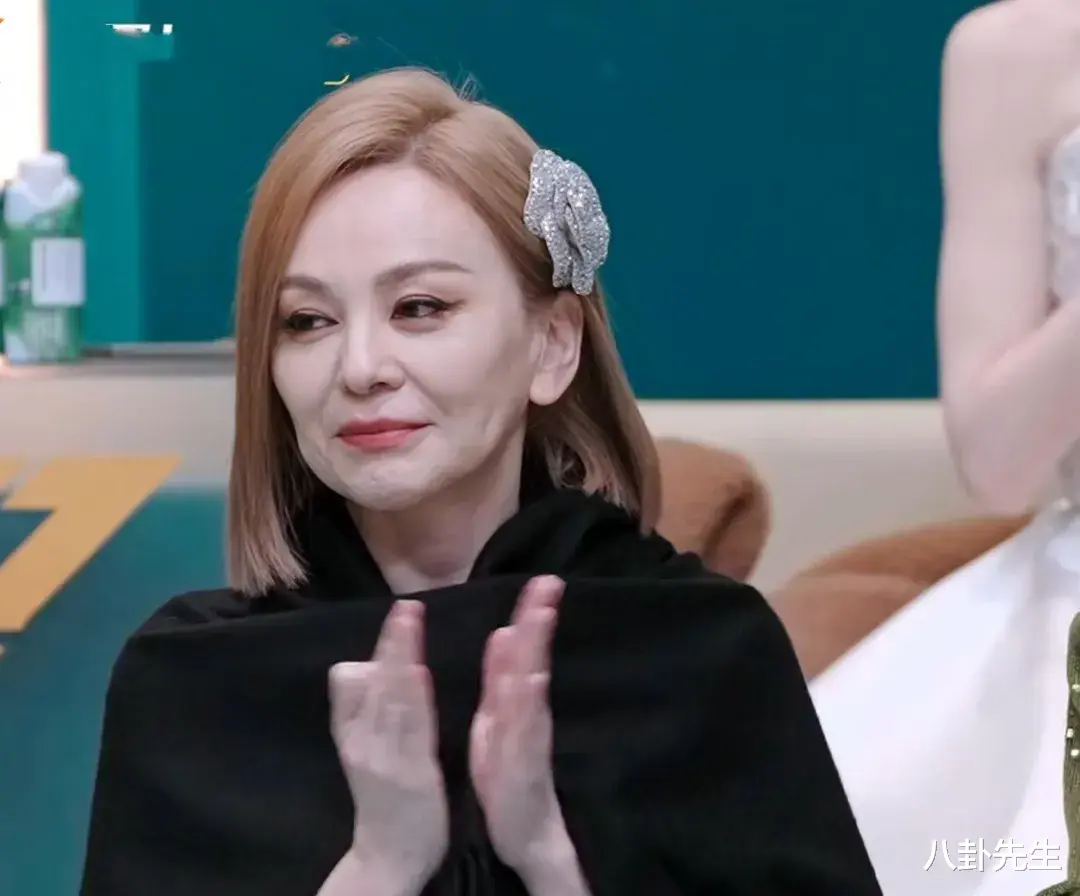 “雪姨”走秀身材火辣,“科技脸”精致像少女,真实状态却让人幻灭