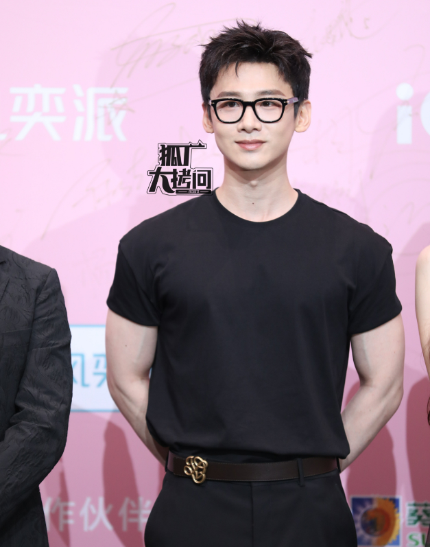 爱奇艺尖叫之夜:虞书欣全场最亮眼,白鹿魔鬼身材,李沁胖了