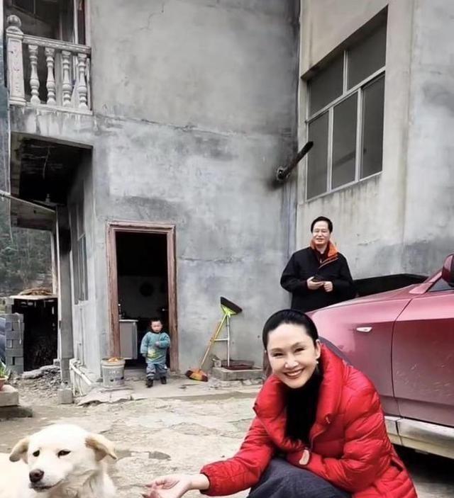 57岁于文华现状:住农村简陋房裙子拖地喂土狗,曾遭前夫背叛