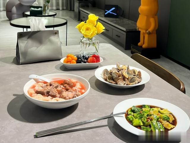 31岁北京未婚女孩,在朋友圈晒出一个人的晚餐,网友:活明白了