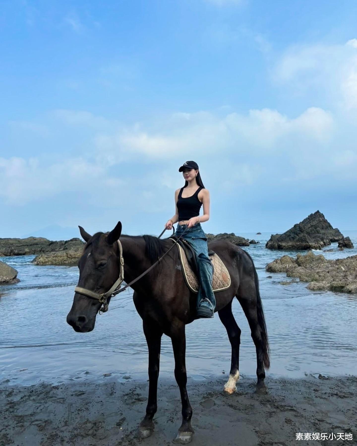 小S大女儿变胖了,深夜在荒地里秀身材,耳朵上打了6个耳钉