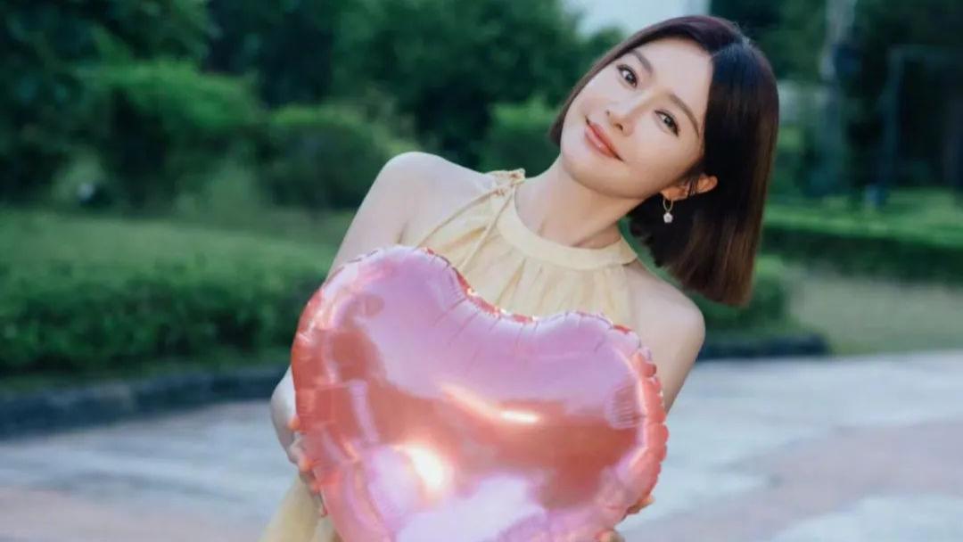 45岁秦岚生日冷清，体现了娱乐圈世态炎凉，再被传与魏大勋分手