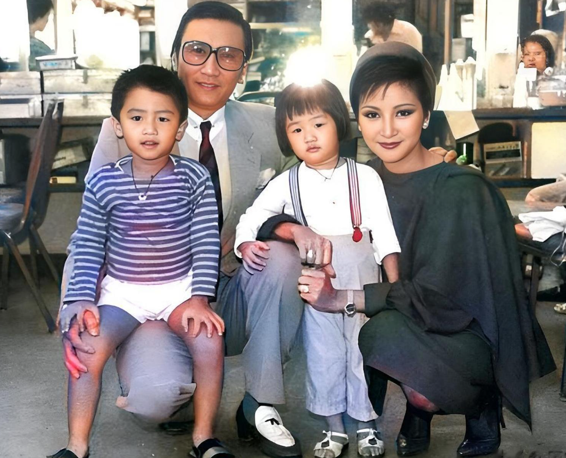 44岁谢霆锋和妈妈罕见同框！73岁狄波拉状态年轻，母子合影似姐弟