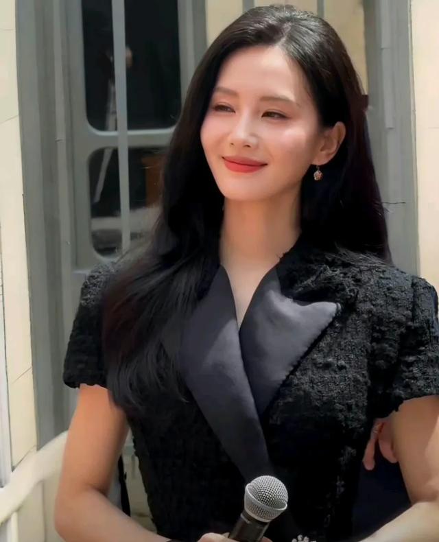 刘诗诗这趟巴黎行…解锁新高定全球首穿，优雅高贵又不失国色风采