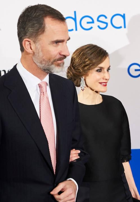 西班牙王后最新照换发型!头发剪了一截变齐肩发,52岁仍青春四射