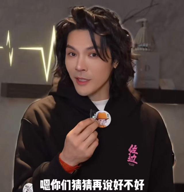 向佐兑现承诺来找晓华理发 花费三个多小时 最终造型疑似“翻车”？