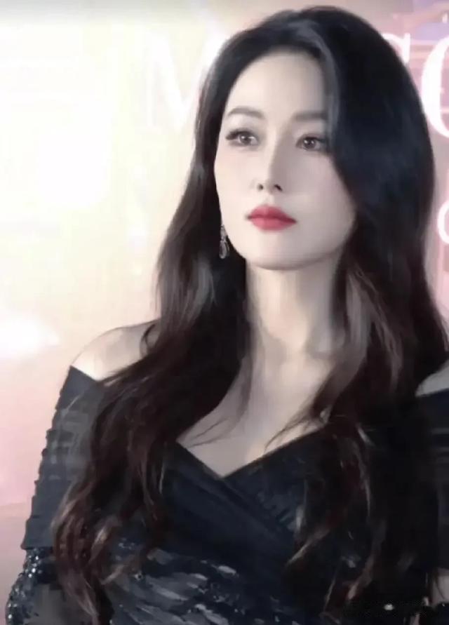 张馨予的面相变了，变的柔和了，有人说她像范冰冰