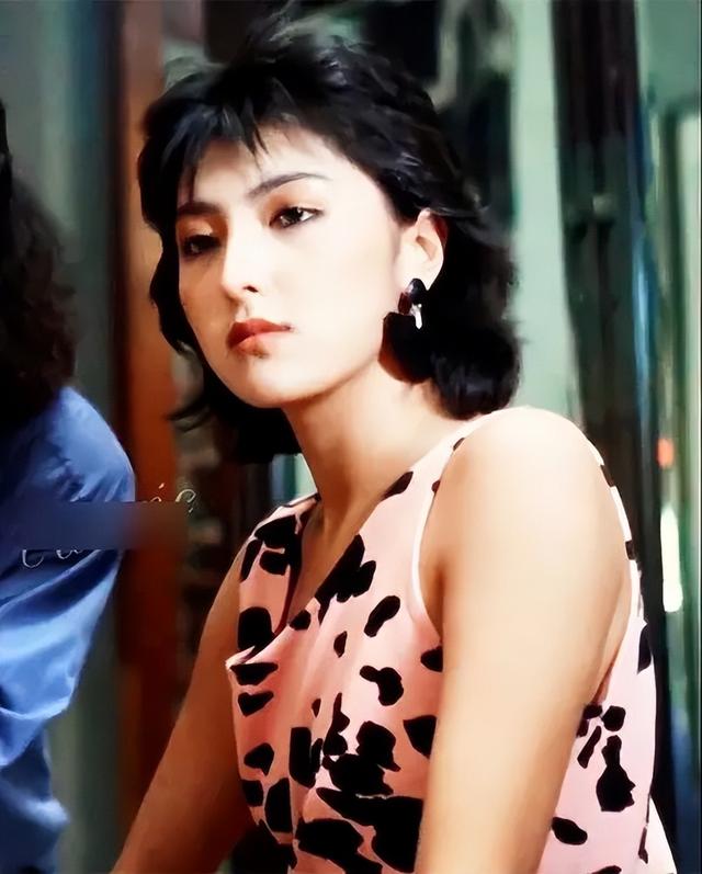 唐鹤德搂梁朝伟,窦靖童狄波拉同席,邱淑贞很美,梁家辉妻子露脸