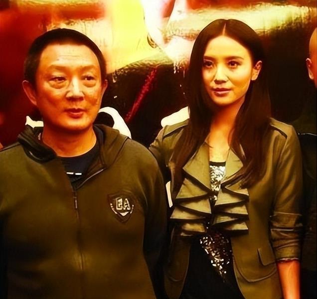 她曾被4个男人狂追，与5婚导演同居5年，42岁未婚的她要干什么？