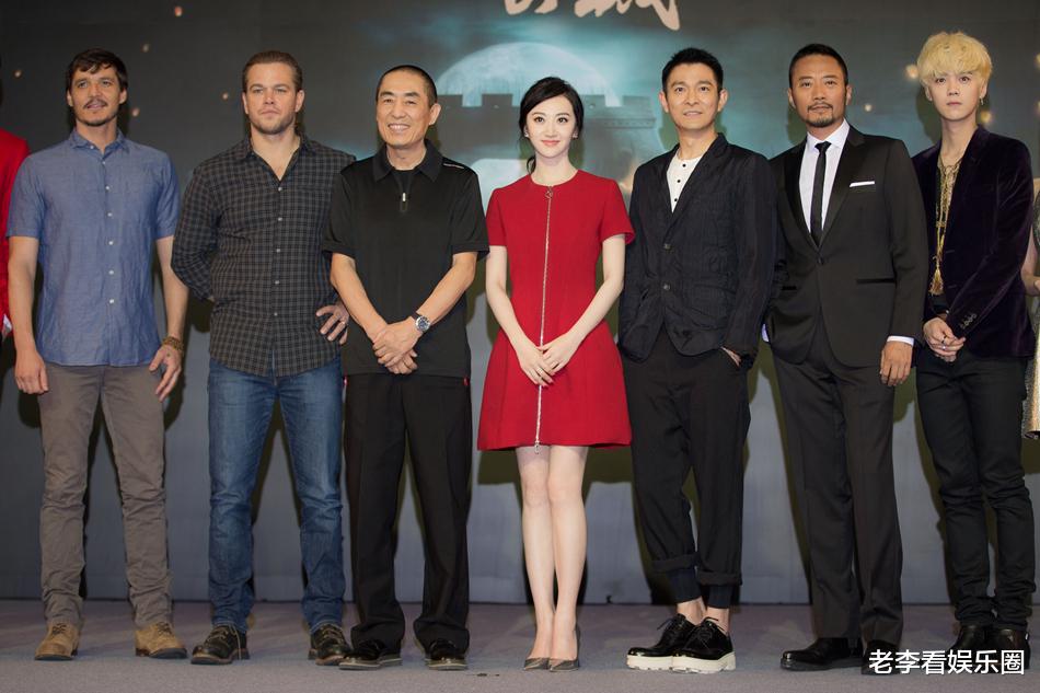 景甜开心庆祝生日,街头挥手的瞬间,网友才发现她是真的有实力