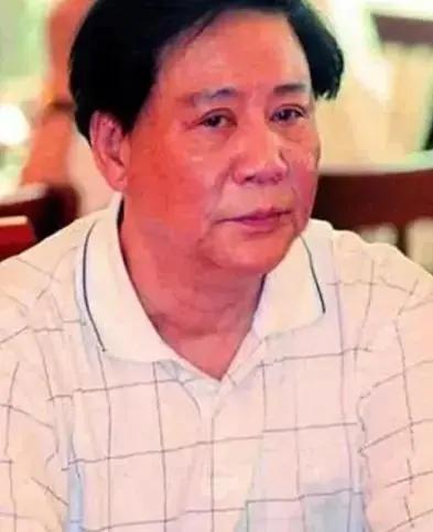 主席形象后继有人,侯京健已接班唐国强,和古月比谁更胜一筹