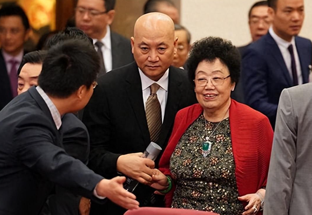 女首富陈丽华，年轻照片曝光，网友：好美，怪不得迟重瑞鞍前马后