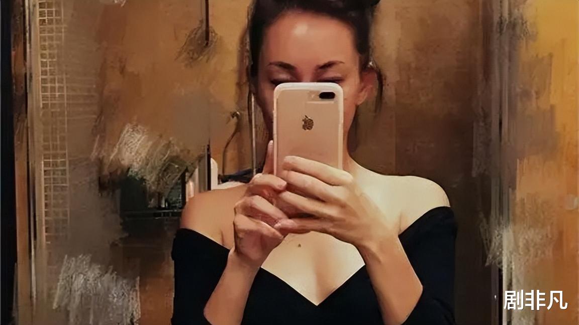 52岁牛莉医美过度认不出!皮肤白嫩没皱纹脸僵硬,和之前判若两人