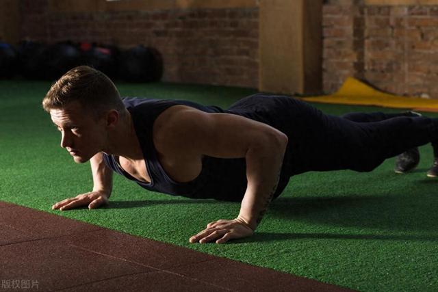 一天100个俯卧撑能练出胸肌吗？受4个因素影响