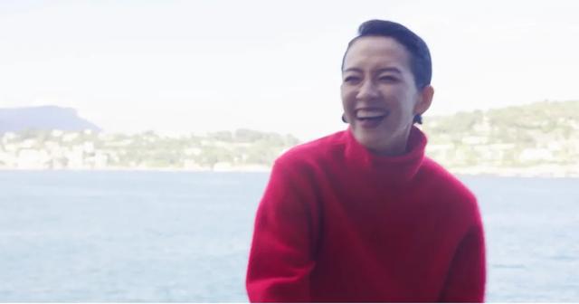 章子怡要给醒醒烫卷发,她的高抬腿做的真漂亮,她笑的很大声!