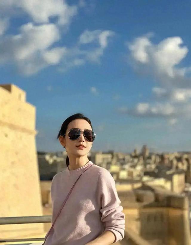 王鸥发了张照片单手托着下巴,长头发披着很漂亮