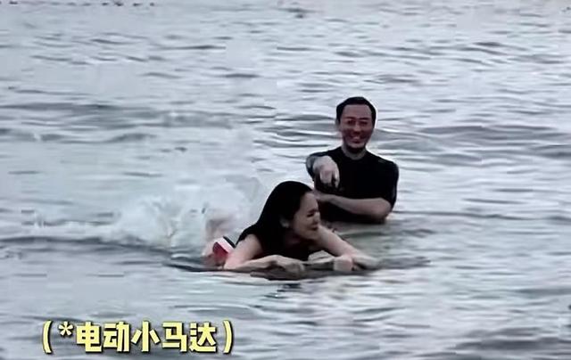 林峯夫妇带女儿冲浪，张馨月穿比基尼好惊艳，零赘肉曲线美翻了