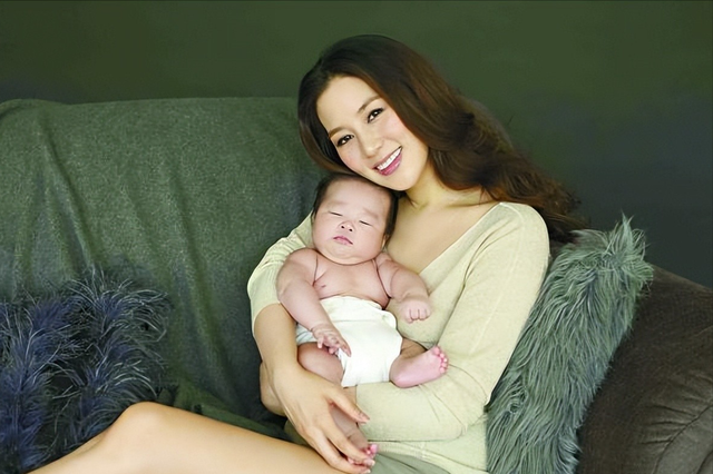 10亿换一个儿子,嫁入豪门8年连生4子,年仅30岁就身价破千亿!