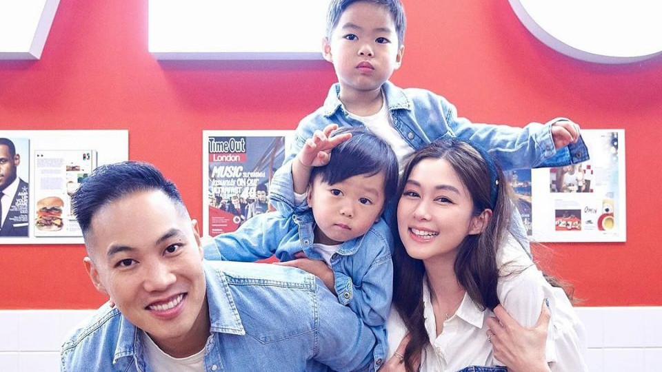 岑丽香亲自布置场地为儿子举办5岁生日派对 一家穿亲子装拍全家福