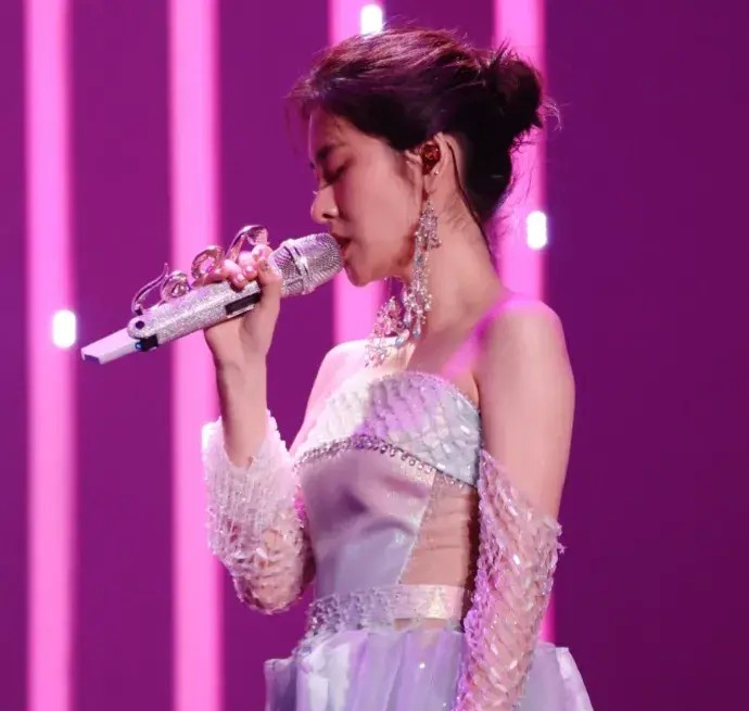 怪不得华晨宇不肯娶张碧晨,看到她不开美颜直播的样子,瞬间懂了