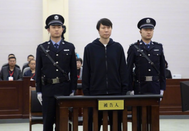 伙食不错？李铁法庭认罪照引热议！仍留着标志性刘海，脸色圆润白皙