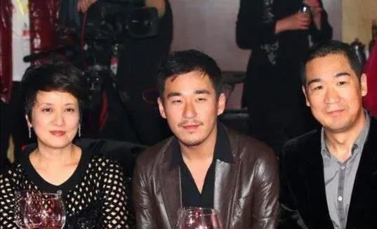 直到张默现状曝光,才终于明白,“后妈”邓婕的牺牲全都白费了