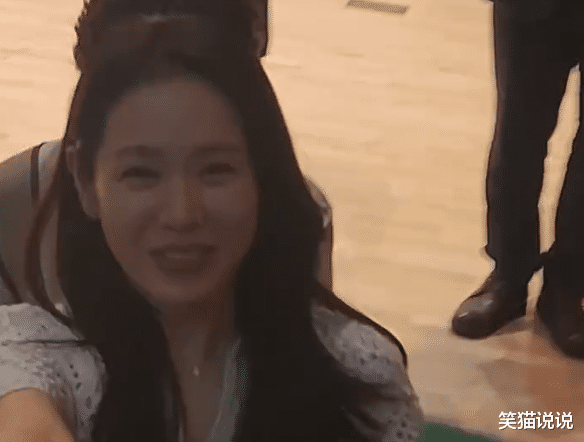 孙艺珍晒视频秀美甲，怼脸拍状态很不错，皮肤白皙长发飘飘！