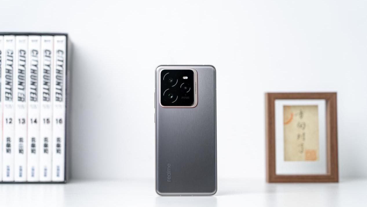 不到四千入手骁龙8至尊版？真我GT7 Pro首发评测：游戏长焦两手抓