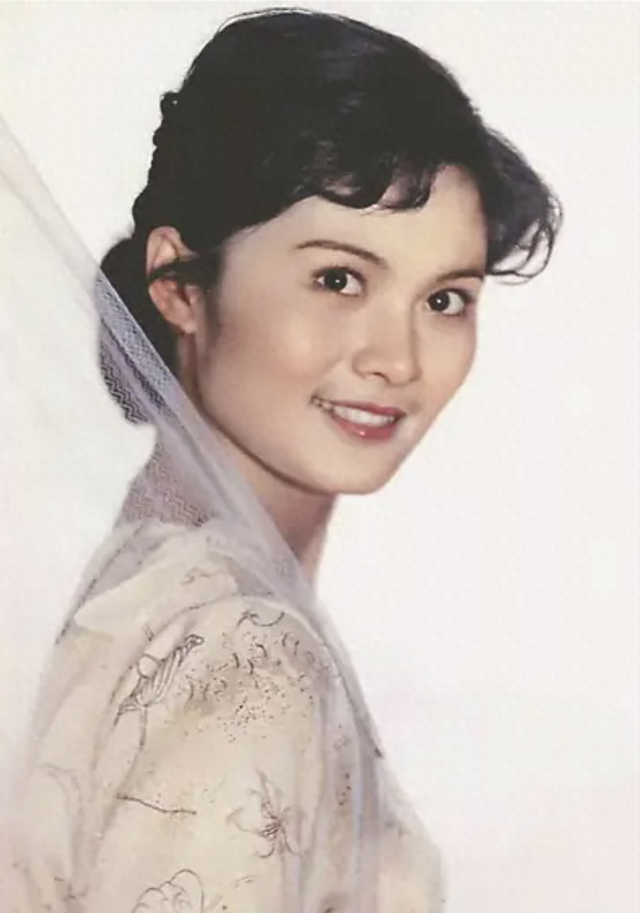 她曾是央视美女主持人，嫁给了军委副主席之子，离婚后成知名画家