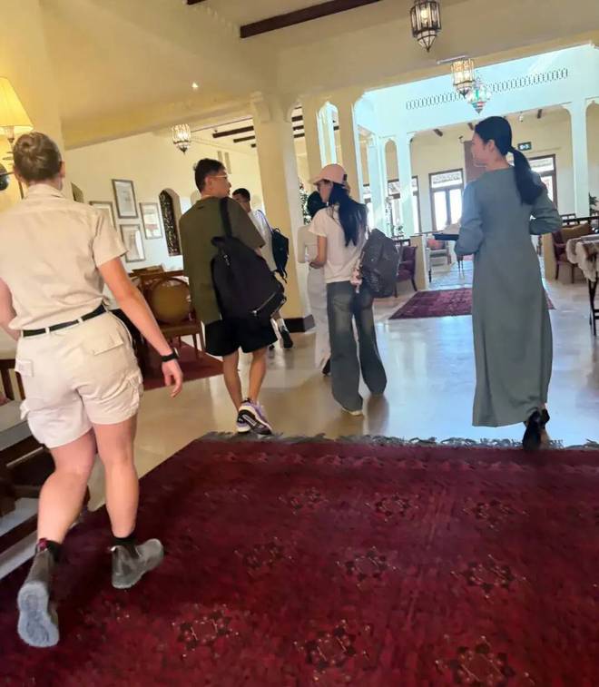 王思聪迪拜谈生意，37岁发福明显！给女友懒懒送定制蛋糕太宠爱！