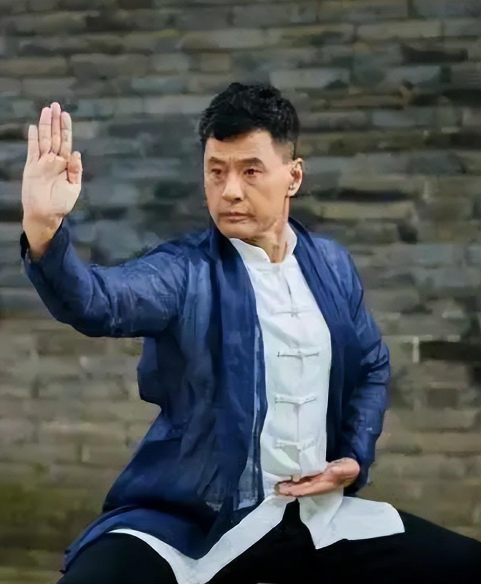 他比李连杰更能打,出道36年零绯闻,身家过亿却娶了一位“丑妻”