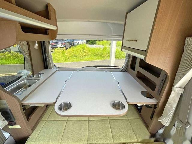 日产NV100微型面包露营车，排量小仅0.66升，座椅上面配折叠床