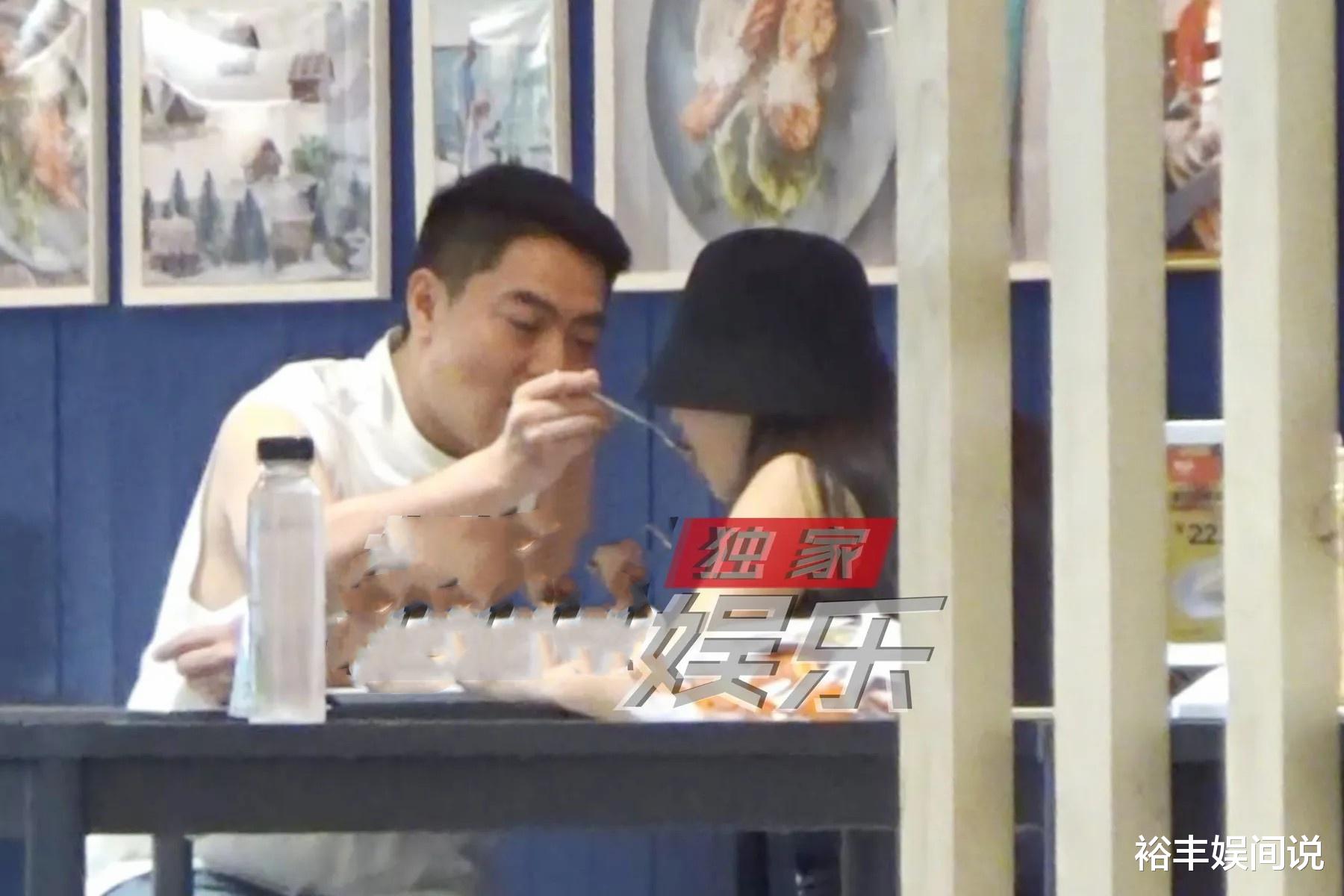 好甜!44岁殷桃与男友逛商超,亲自喂其吃东西,曝男方背景强大