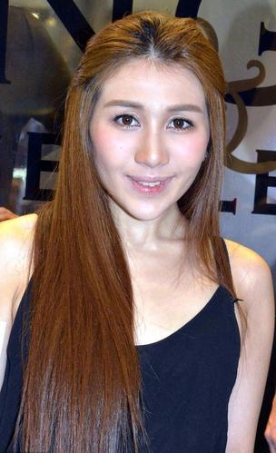 何超盈减肥成功堪比贾玲,罕晒夫妻合影,辛奇隆眼神紧盯漂亮老婆