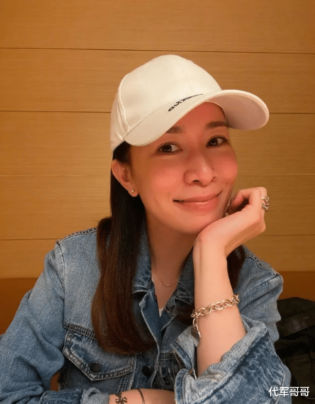 45岁的佘诗曼,终于为自己的“不婚不育”付出了代价