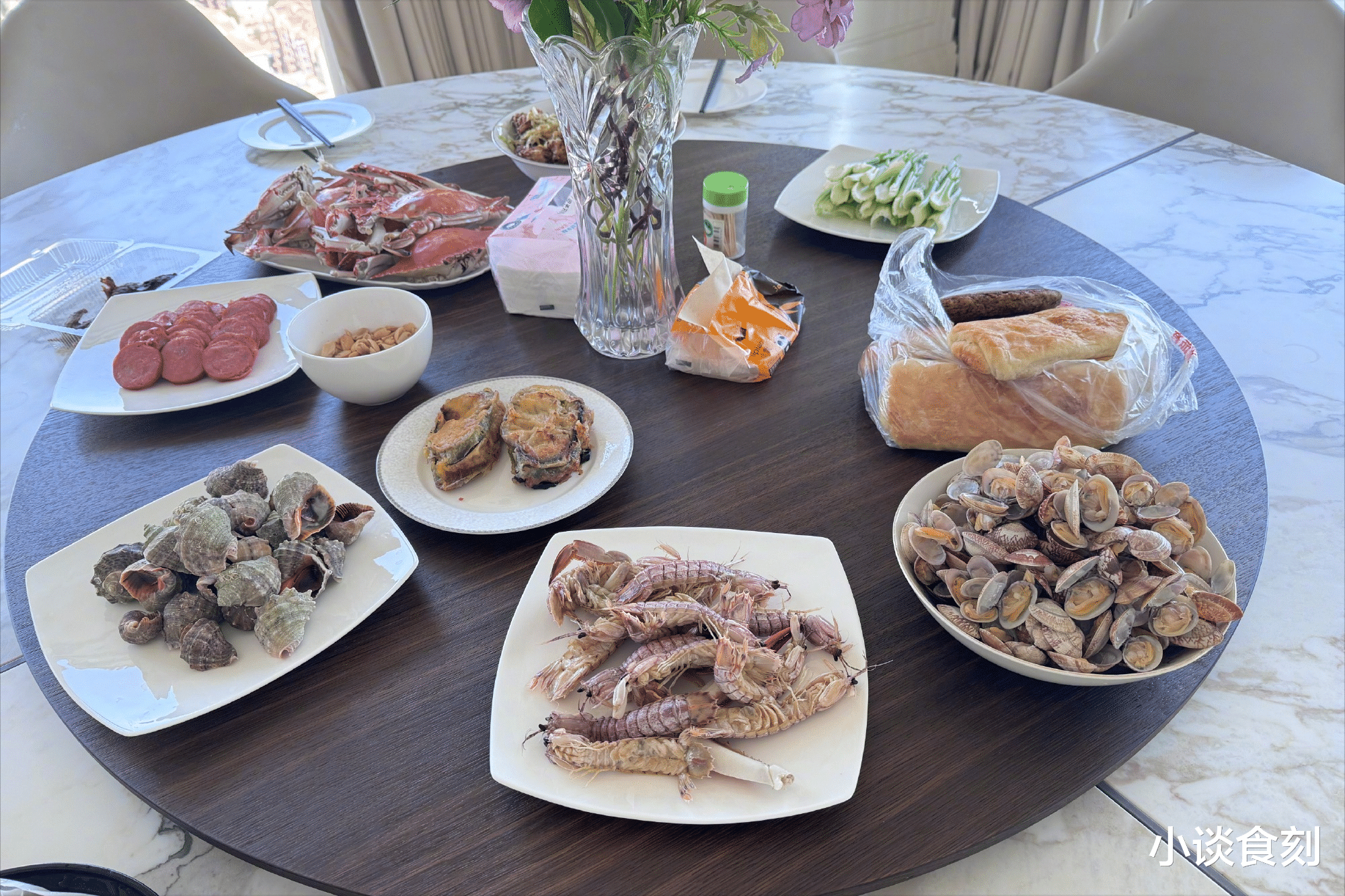 黄晓明晒早餐，引来3万多人纷纷点赞，网友：一桌子硬菜，很豪横