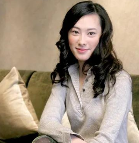 捡破烂？梁洛施现身垃圾场，手提环保袋就地拾水瓶，李泽楷疑停卡