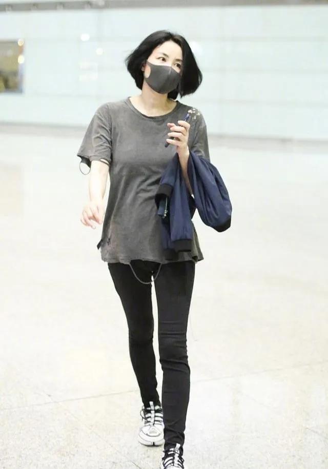 王菲走机场被拍，相貌并非出类拔萃穿普通裙，却惹来男士频频回头