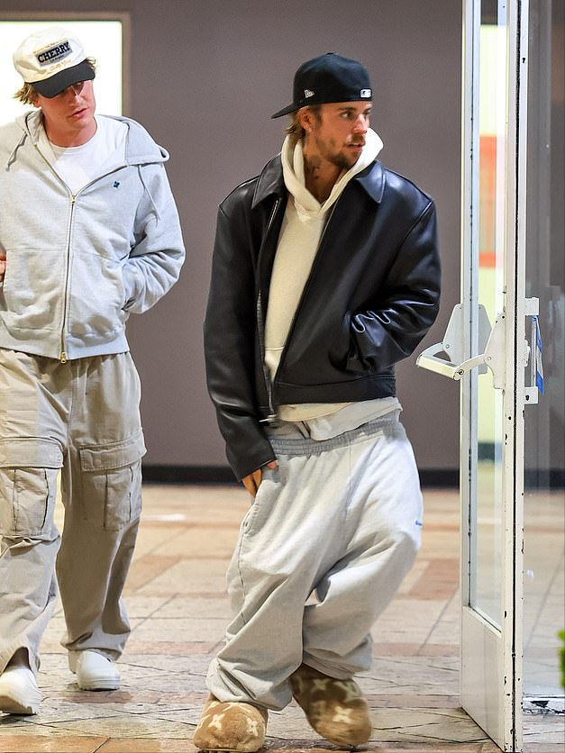 比伯要当爸爸啦！海莉穿着婚纱挺着孕肚亮相，赛琳娜也是狂秀恩爱