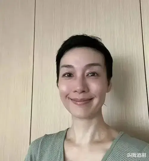 53岁TVB视后两年无戏可拍,疑似因合约问题被雪藏,自曝曾被邀加入床伴群