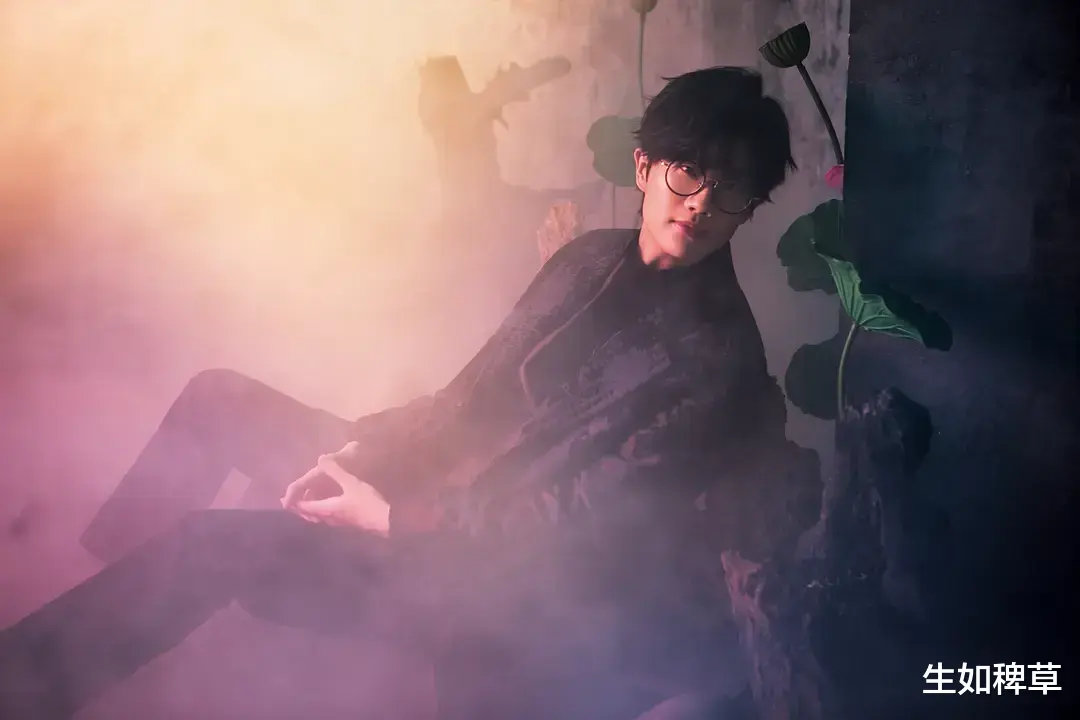 被央妈表扬13分钟,一条视频吸粉200万,为什么都说他“俗”?