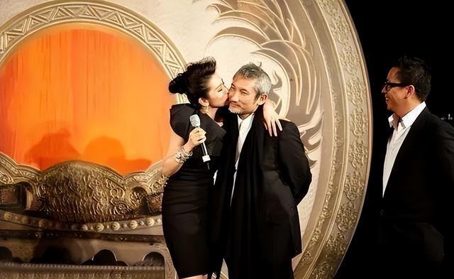 74岁徐克与73岁施南生罕见同框,一个满眼嫌弃、一个满脸不耐!