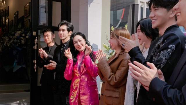 王红权星新店开业阵仗大！撒贝宁送祝福钟丽缇现身，多台大劳接送