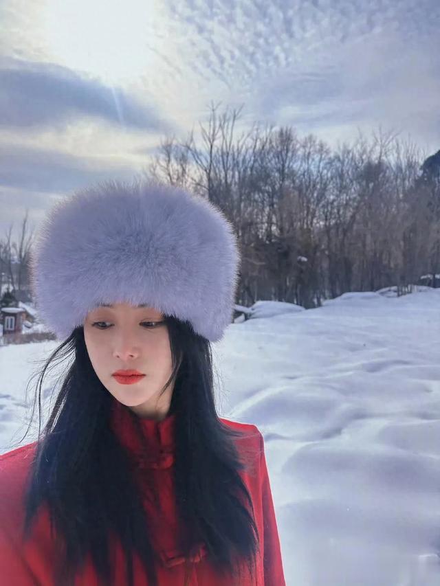张予曦 红色和雪景更配哦 景美人更美